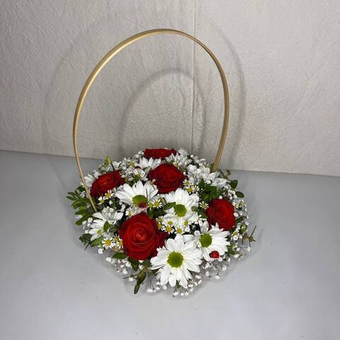 Корзинка с розой и хризантемой