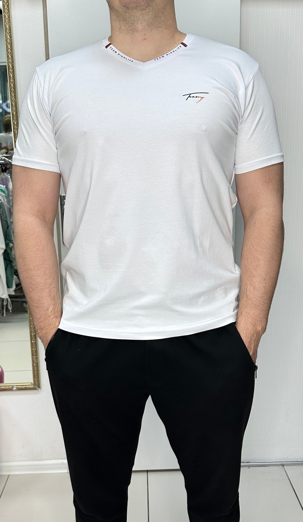 Белая мужская футболка с V-образным вырезом