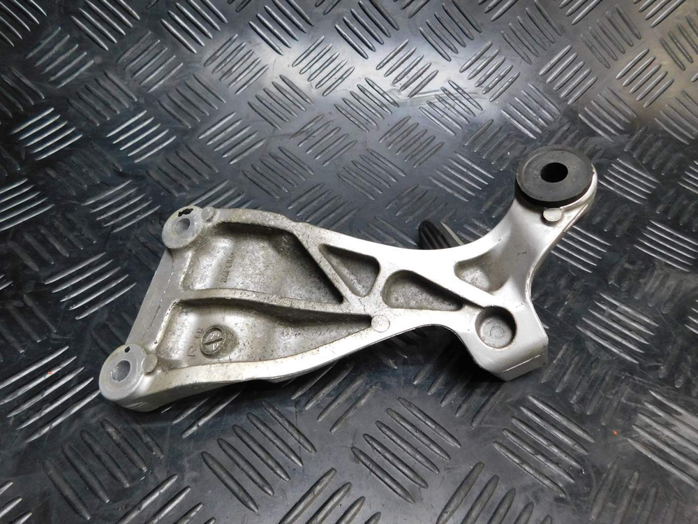Подножка пассажирская правая Suzuki GSX1300R Hayabusa 99-2007 (с кронштейном)