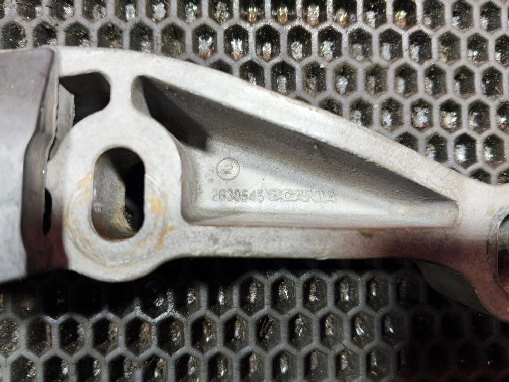 Кронштейн интеркулера правый 2019г.