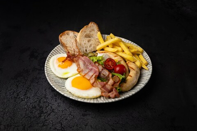 Глазунья из 2х яиц с колбасками, картофелем фри, беконом криспи и соусом барбекю из абрикосов