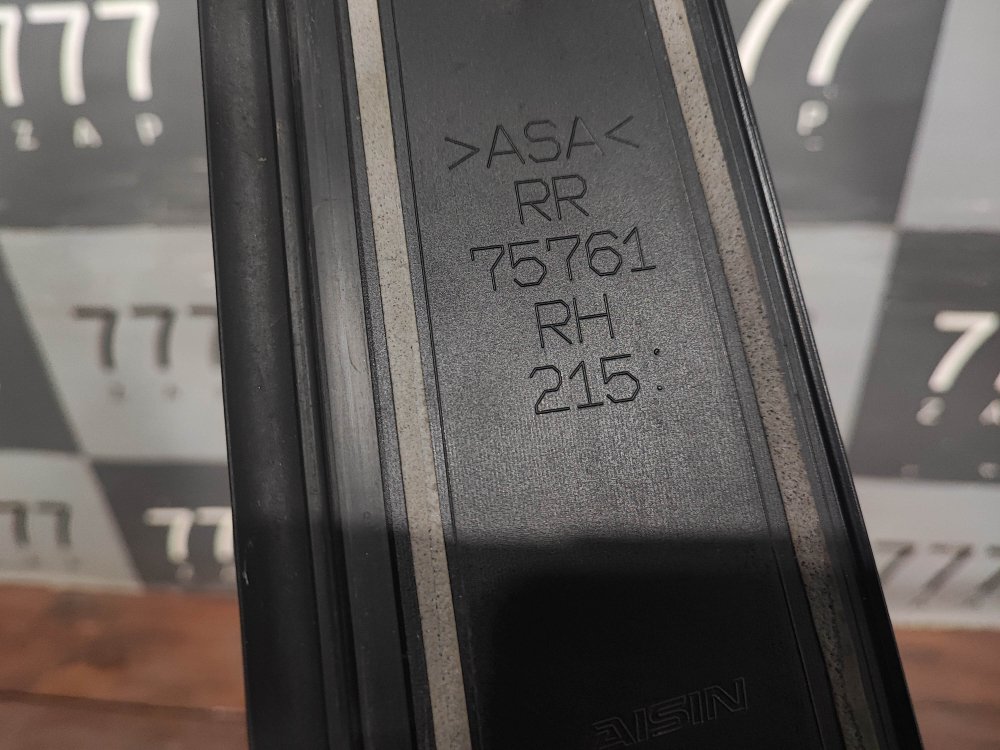 Накладка стойки задней правой Land Cruiser 200 07-21 Б/У Оригинал 7576160040