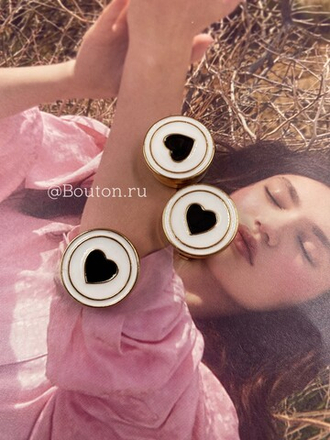 Накладка на пуговицу золотистая с белой эмалью и черным сердцем