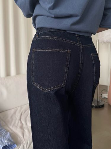 Прямые темно-синие джинсы