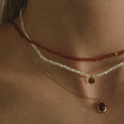 колье с сердоликом из желтого золота