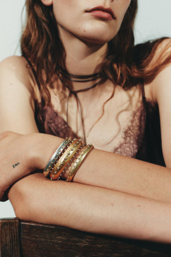 ZARA НАБОР ИЗ ТРЕХ МЕТАЛЛИЧЕСКИХ БРАСЛЕТОВ С ЗАКЛЕПКАМИ, ЗОЛОТОЙ/СЕРЕБРЯНЫЙ