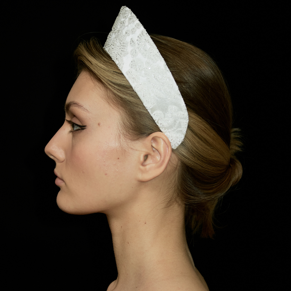 Кокошник M из белого жаккарда с декором