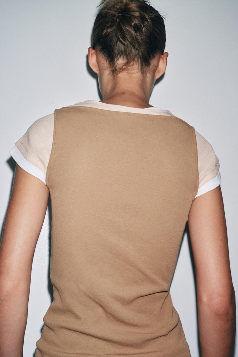 ZARA ФУТБОЛКА С КОНТРАСТНОЙ НАКЛАДКОЙ, СВЕТЛО-КОРИЧНЕВЫЙ