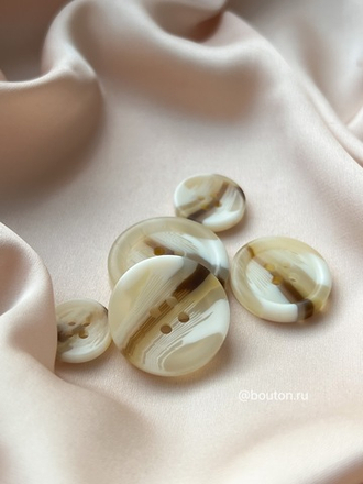 Пуговицы белые (бежевые) полупрозрачные с белыми и коричневыми прожилками на прокол10