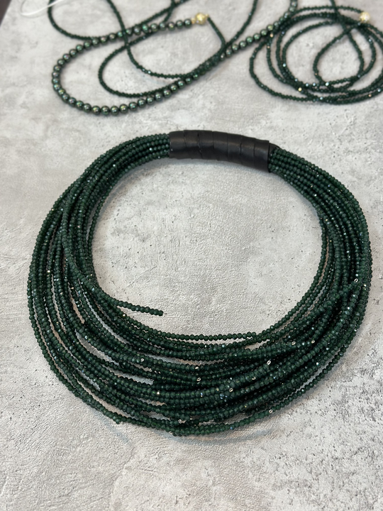 Колье "лапы", венецианское стекло бисерной огранки, оттенок темно-зеленый