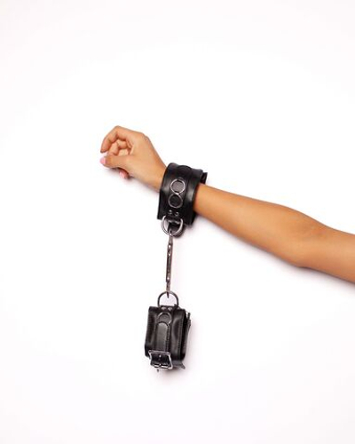 Черные наручники Scandal из натуральной кожи со стальным соединителем (Цвет: черный)