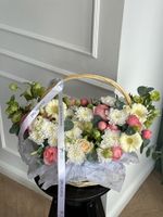 Сборная корзина из кустовых пионовидных роз, минигербер, хризантемы и хелеборуса