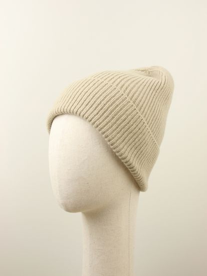 Шапка вязаная "Прогулка с корги", 100% шерсть ягнёнка, цвет дюна.