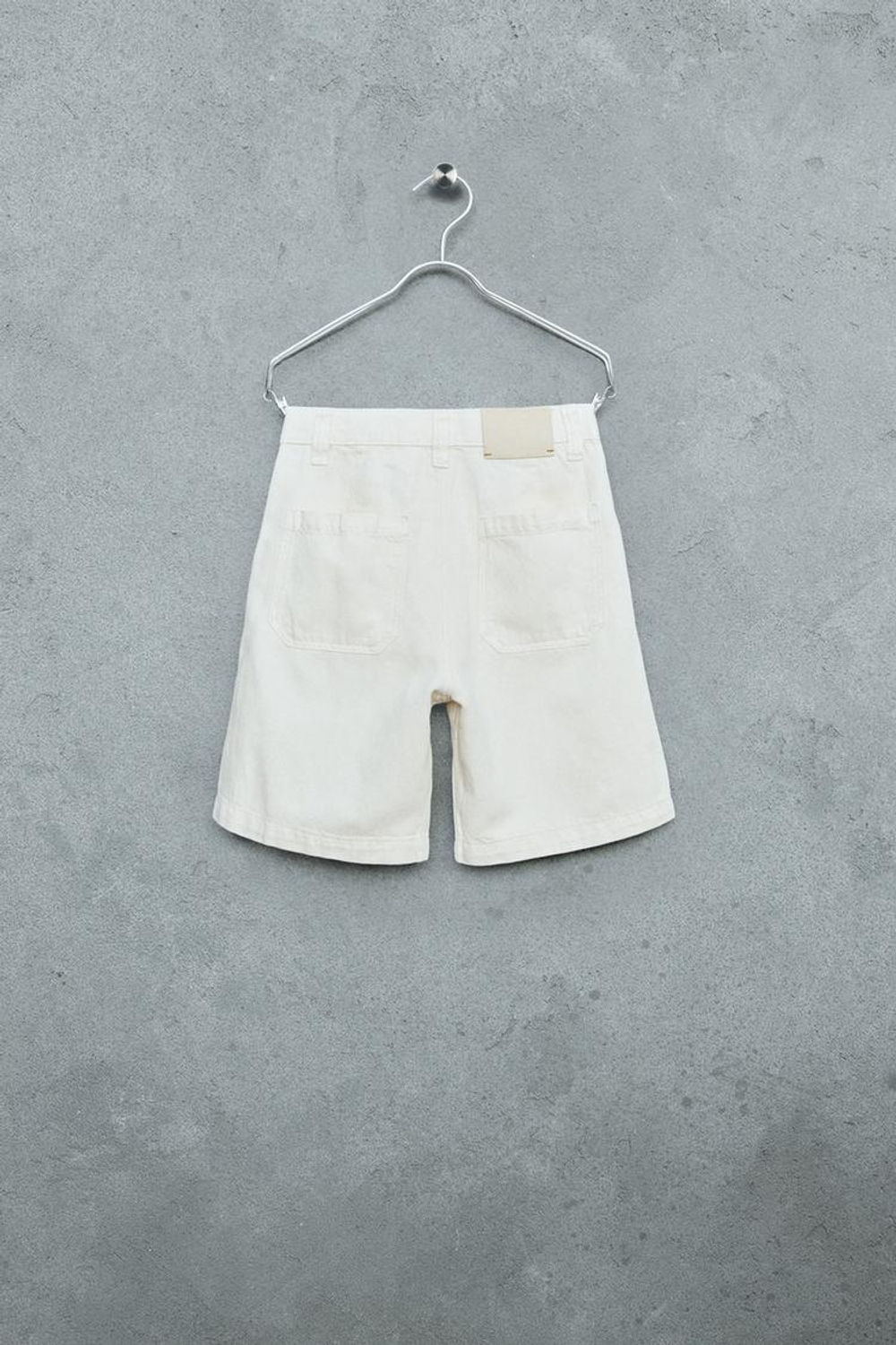 ZARA STORIESZ — ДЖИНСОВЫЕ ШОРТЫ С ЗАЩИПАМИ ИЗ ХЛОПКА И ЛЬНА, ЭКРЮ