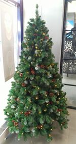 Заснеженная елка с гирлнядой «Очарование» с шишками и ягодами (Леска+пвх) 240 см / 2,4 м