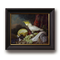 На картине изображён натюрморт: в центре композиции — белый попугай с ярким жёлтым хохолком, сидящий на столе среди фруктов. На переднем плане видны гроздья зелёного и тёмного винограда, разрезанная дыня, а также другие плоды. Картина выполнена в реалистичной манере с тщательной проработкой деталей и богатой цветовой палитрой.