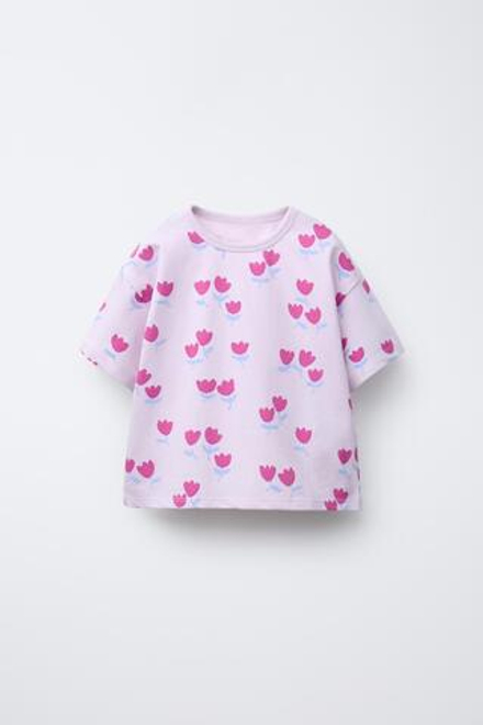 ZARA ФУТБОЛКА С ЦВЕТОЧНЫМ ПРИНТОМ, ЦВЕТ МАЛЬВЫ