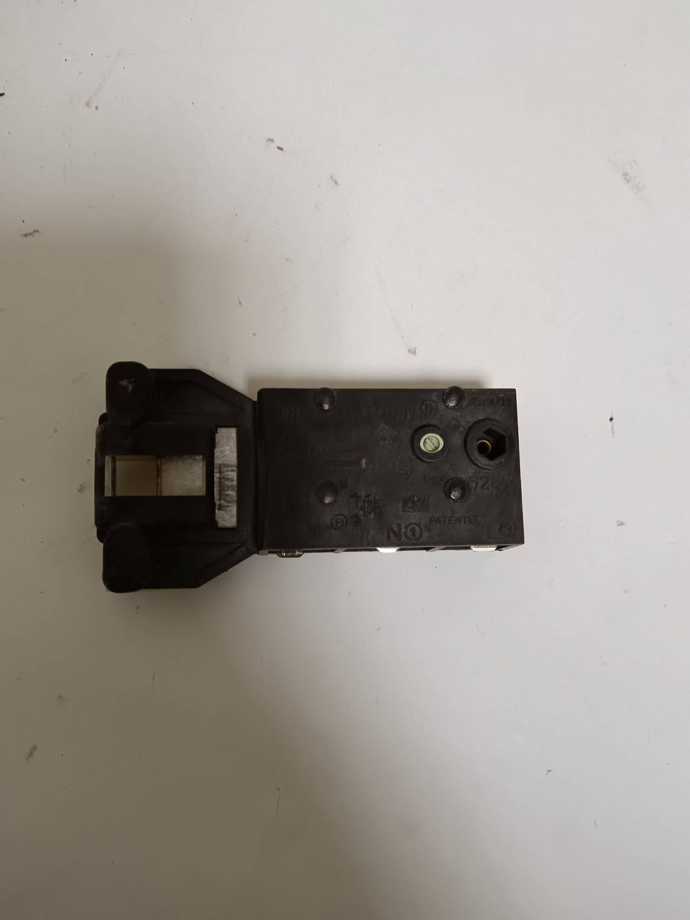C00105105 59 Устройство блокировки люка для стиральных машин Indesit Ariston