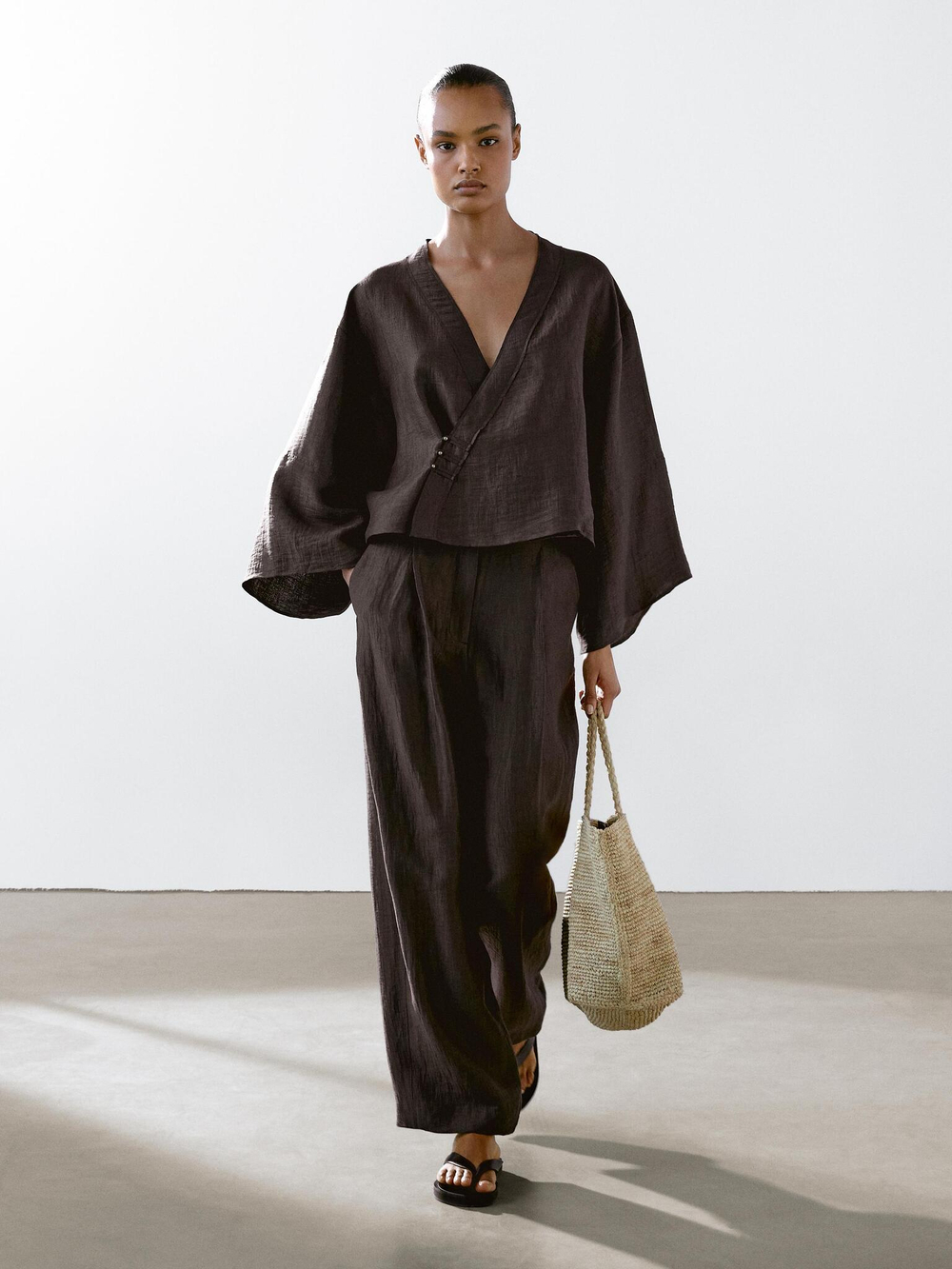 Massimo Dutti Брюки из струящегося смесового льна с защипами, баклажанный