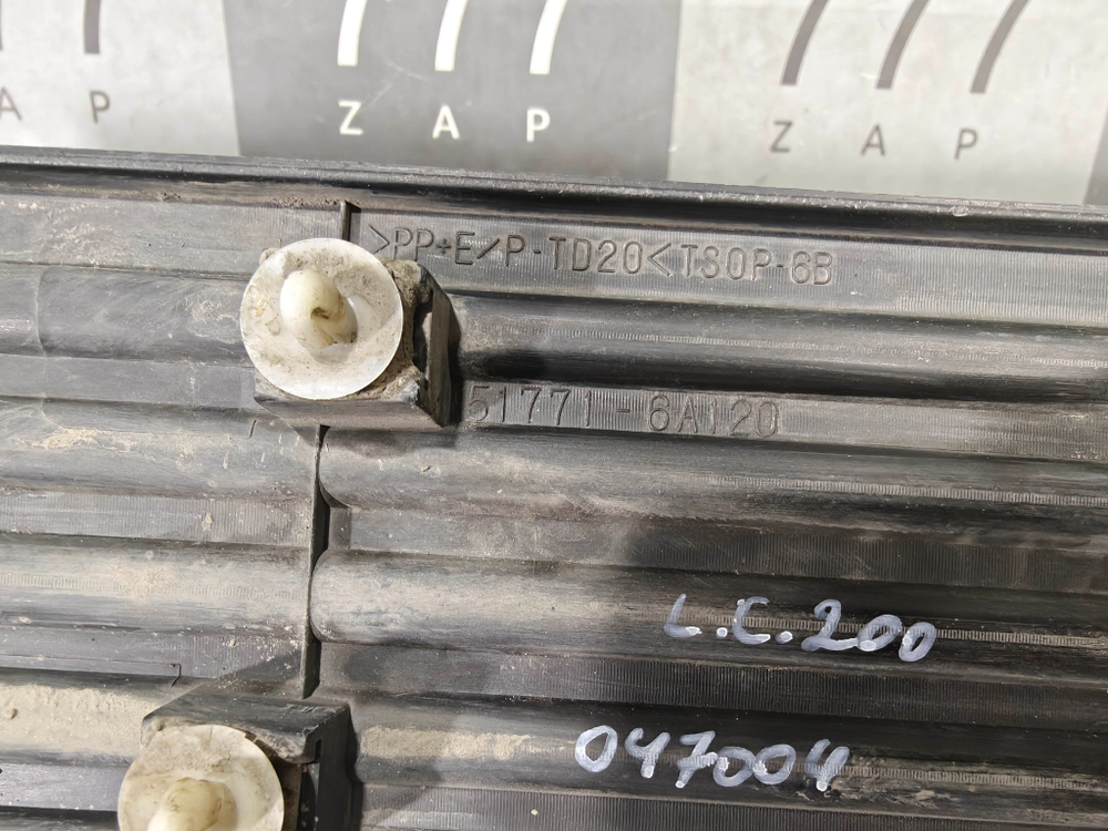 Накладка подножки правая Toyota Land Cruiser 200 12-21 Б/У Оригинал 517716A120