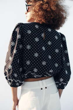 ZARA БЛУЗА В ГОРОШЕК С ПЕРФОРИРОВАННОЙ ВЫШИВКОЙ, МОРСКОЙ СИНИЙ