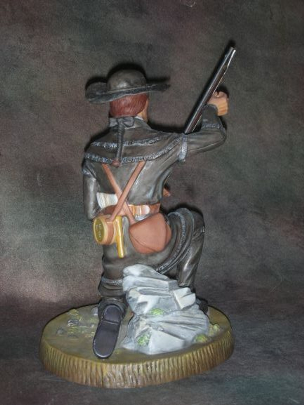 Статуэтка. Фарфор. Солдат революционер стрелкового батальона 1776. Royal Doulton. Англия