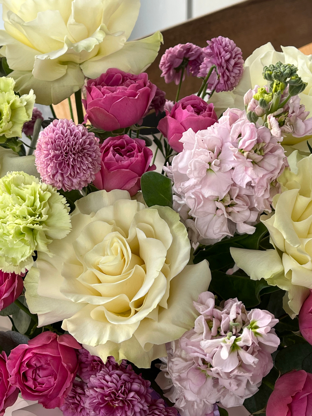 Композиция в шляпной коробке с французскими розами и маттиолой