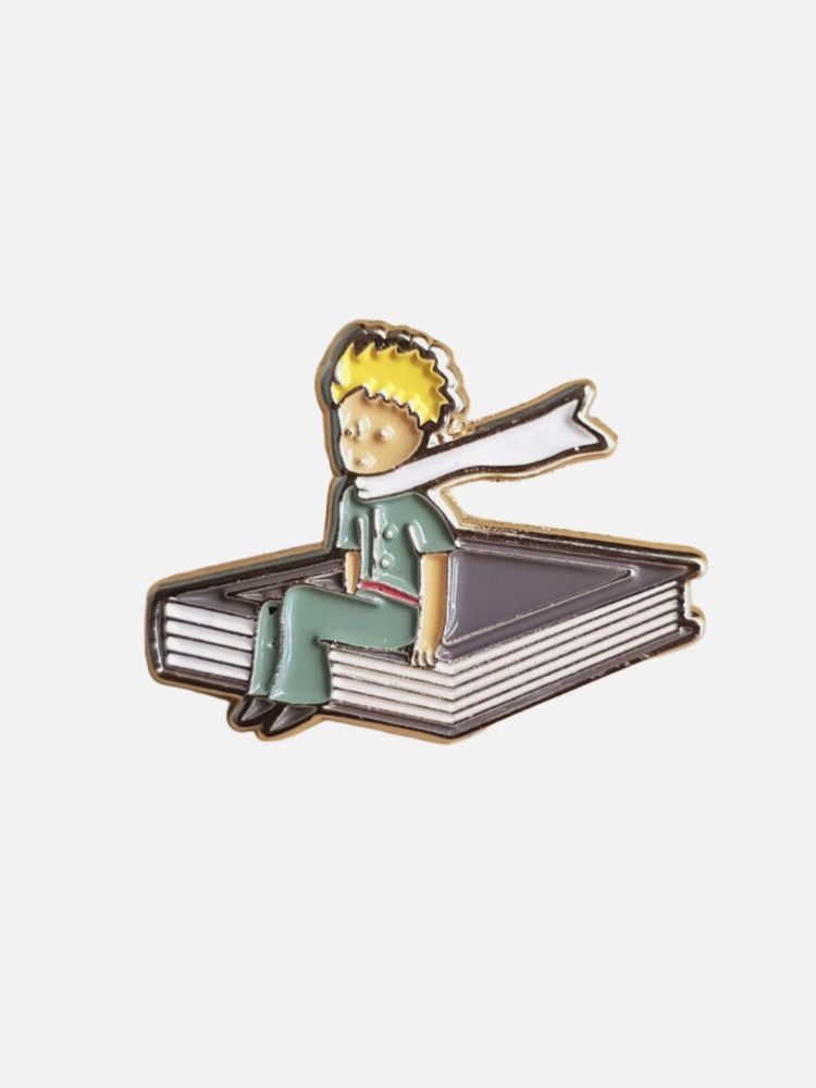 Значок эмалированный «Маленький принц. Принц на книге »