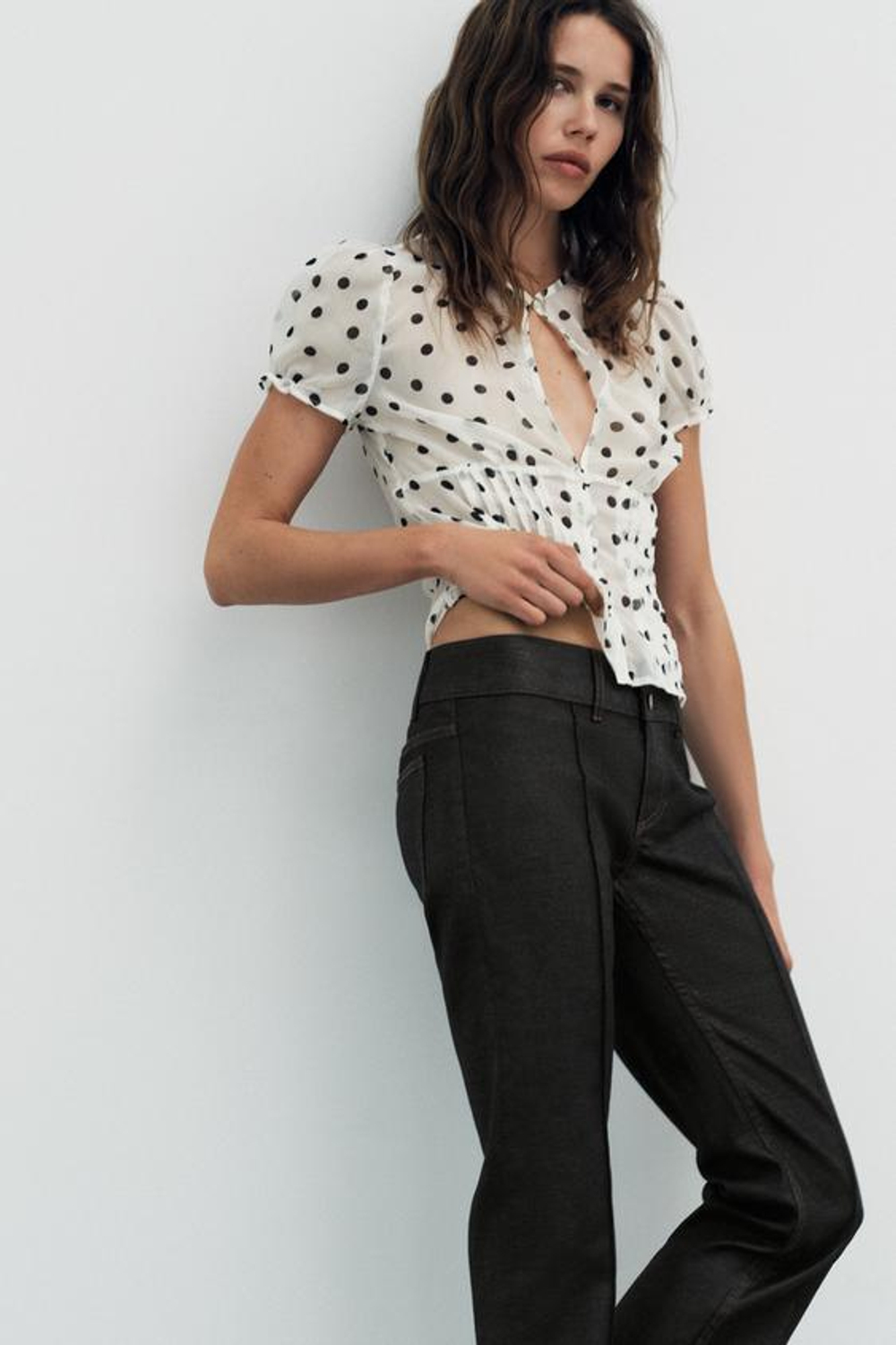 ZARA ДЖИНСЫ TRF С НИЗКОЙ ПОСАДКОЙ И ВОЩЕНЫМ ПОКРЫТИЕМ, ШОКОЛАДНЫЙ