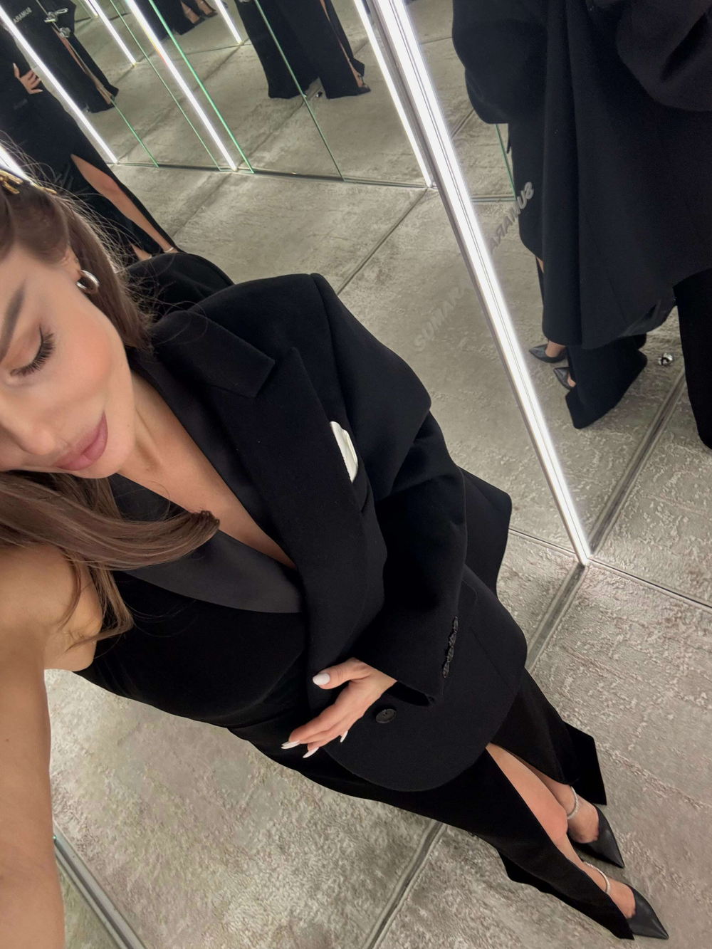 Платье макси с открытыми плечами и атласным воротником