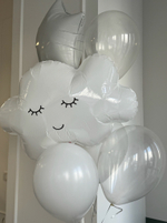 Фонтан из шаров с облаком в белых оттенках