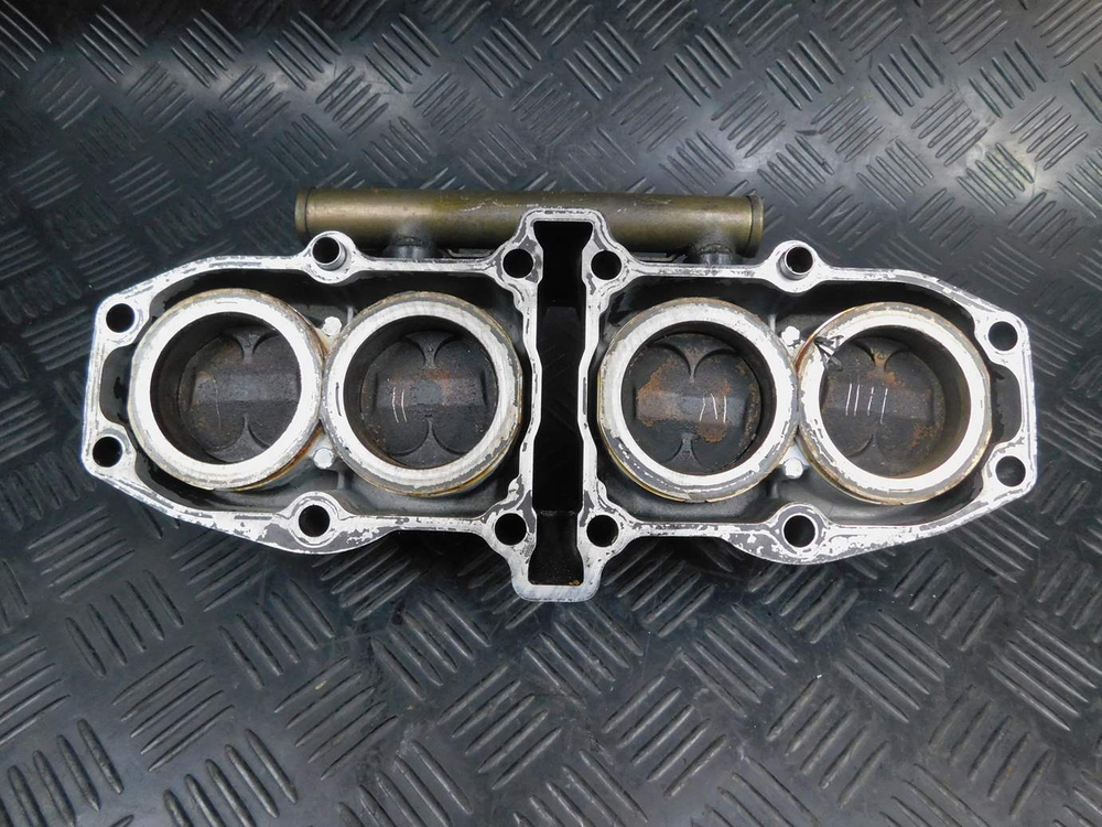 Головка блока цилиндров Kawasaki ZZR 400 98 052980