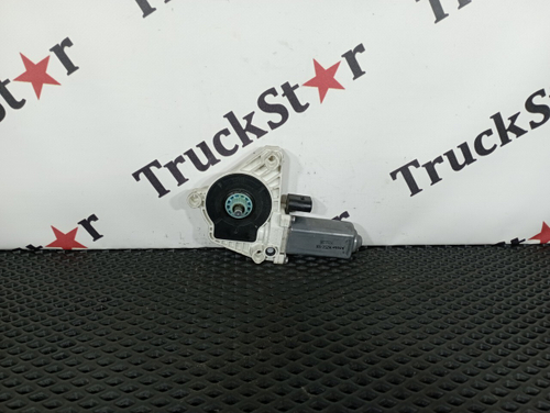 Моторчик стеклоподъемника правый 2018г.