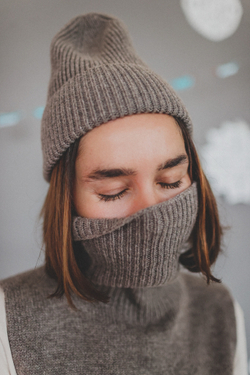 Шапка из кашемира с мериносом кофейного цвета