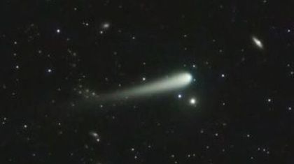 Астронавт запечатлел яркую комету на фоне полярного сияния