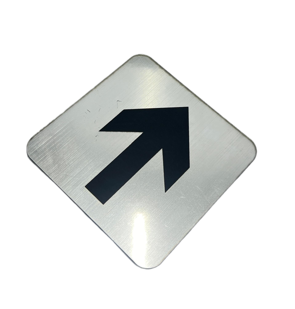 ТАБЛИЧКА ПЛ. СЕРЕБРО НАПРАВЛЯЮЩАЯ СТРЕЛКА 100ММх100ММ