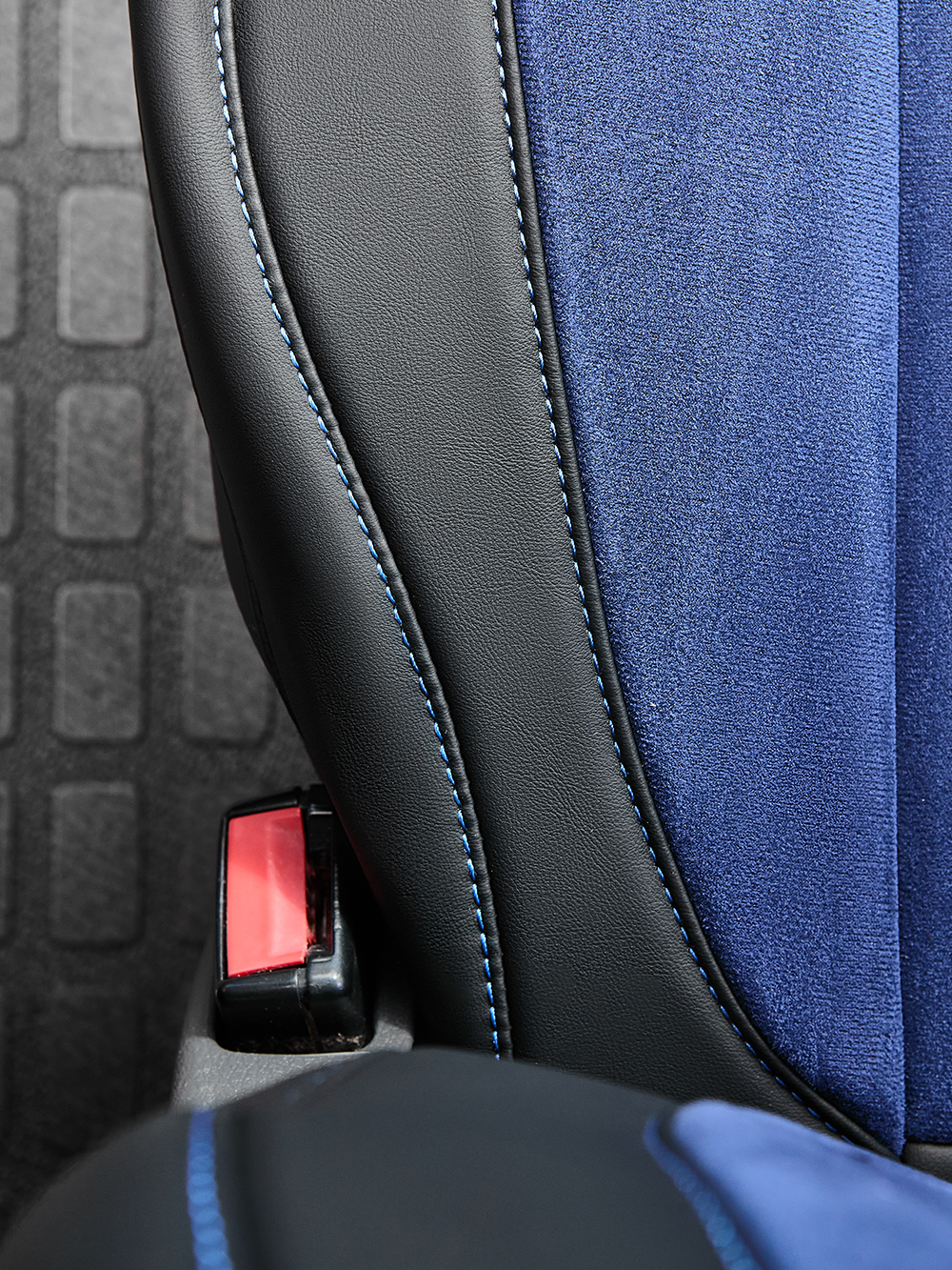 Чехлы Люкс VOLVO FH-13 после 2018 года: водитель от сиденья, пассажир от стойки кабины (один вырез под ремень) (экокожа, черный, синяя вставка)