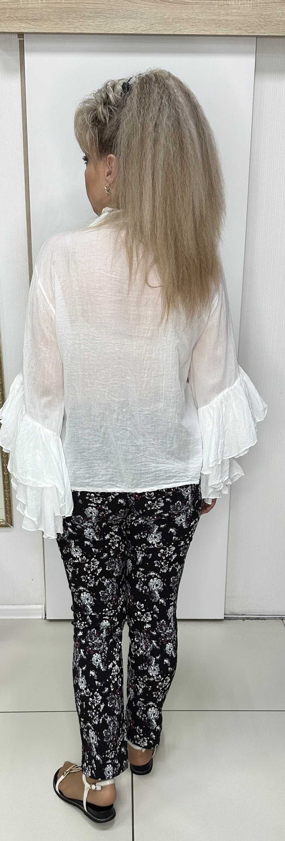 Белая рубашка-марлевка с красивыми рукавами и жабо