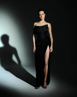 Черное вечернее платье с отделкой из кристаллов