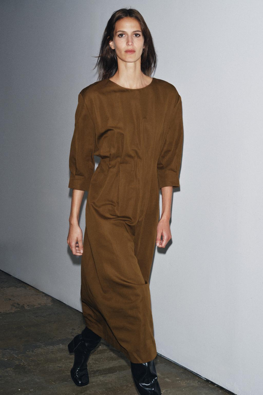 ZARA ПЛАТЬЕ МИДИ СО СКЛАДКАМИ — ZW COLLECTION, ОХРА
