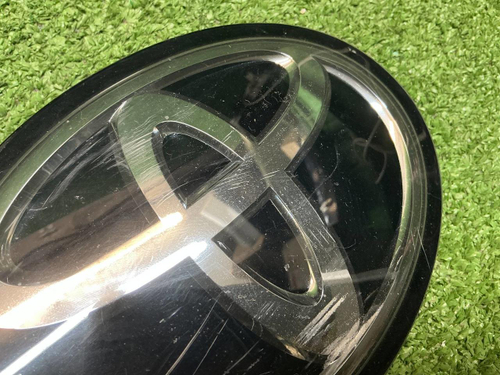 Эмблема решетки радиатора Toyota Camry xv70 20-24