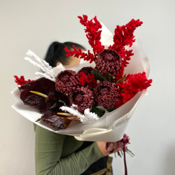 Яркий букет с антуриумом, хризантемами «Бигуди», и красным рускусом 1060