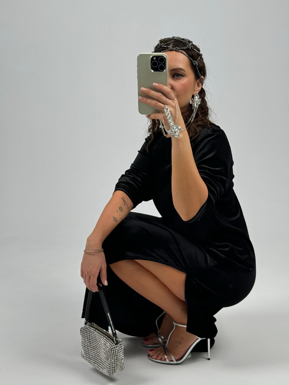 Бархатное платье с вырезом на спине