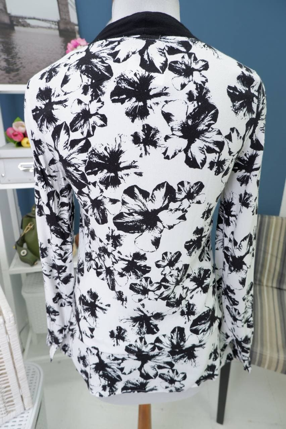 Блузка Le Chateau с цветами 40 размер