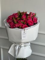 Букет из ярких, кустовых пионовидных роз