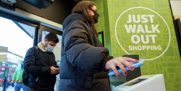 Amazon отказывается от идеи "магазинов без касс"