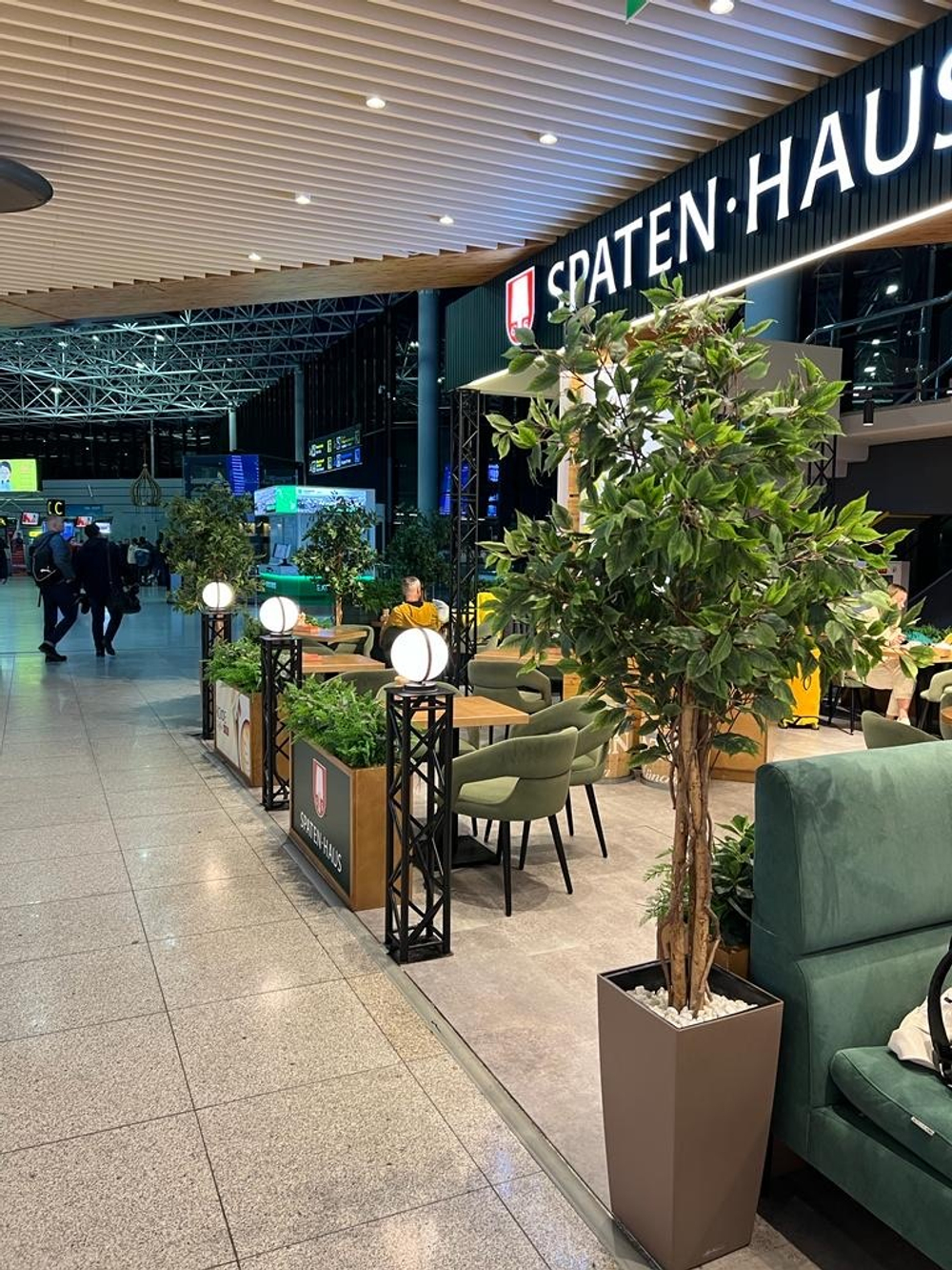 Озеленение ресторана в аэропорту Сочи