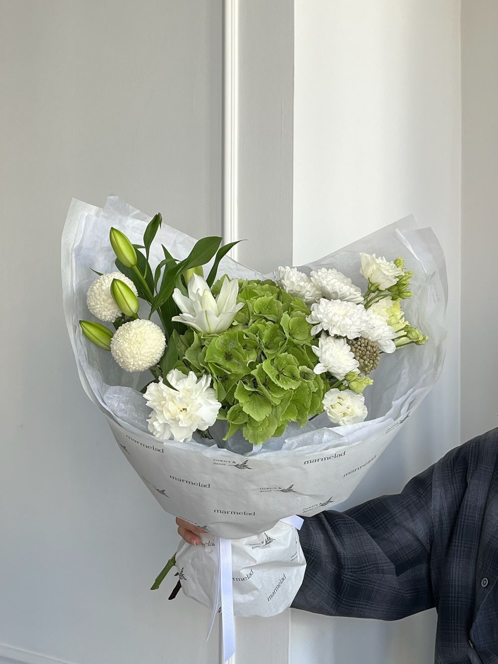 Букет из гортензии, пионов, пионовидной лилии, хризантемы и лизиантуса