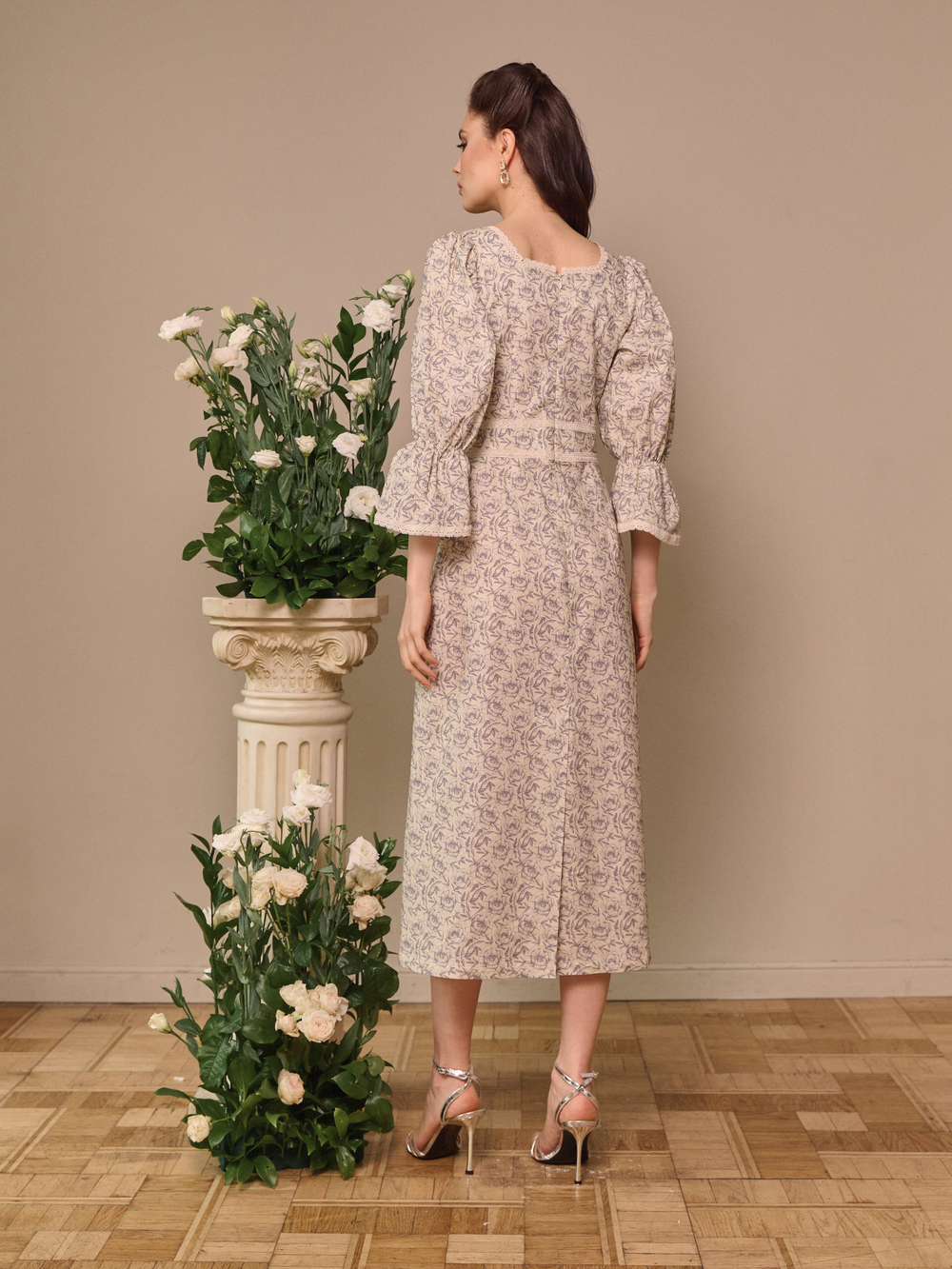 Платье с квадратным вырезом