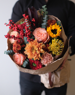 Букет с ягодным илексом, нутаном, пионовидными розами и хризантемой Салмон